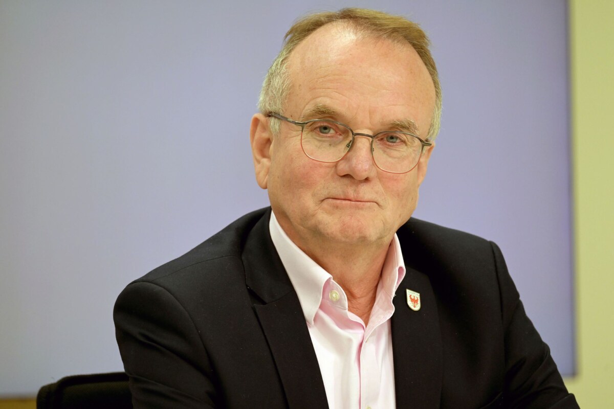 Parteien vor der ersten Sitzung des neuen Landtags Verkehrsminister Tabbert hält viele Bereiche in seinem Zuständigkeitsbereich für unterfinanziert.