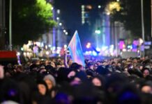 Demonstranten haben ein Ei und eine Plastikflasche auf Polizisten geworfen. 
