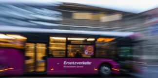 Während den Baumaßnahmen auf der Riedbahn zwischen Frankfurt und Mannheim setzte die Bahn rund 150 Ersatzbusse ein. (Archivbild)