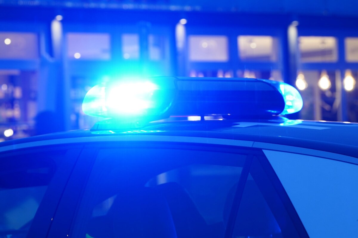 Ein Streifenwagen der Polizei mit eingeschaltetem Blaulicht Zwei Unbekannte haben einen Späti in Berlin-Kreuzberg überfallen. (Symbolbild)