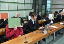 Rund fünf Monate nach Gewalt gegen SPD-Wahlkämpfer stehen vier mutmaßliche Neonazis aus Sachsen-Anhalt vor Gericht. Einer der Angeklagten gestand zu Prozessbeginn. 