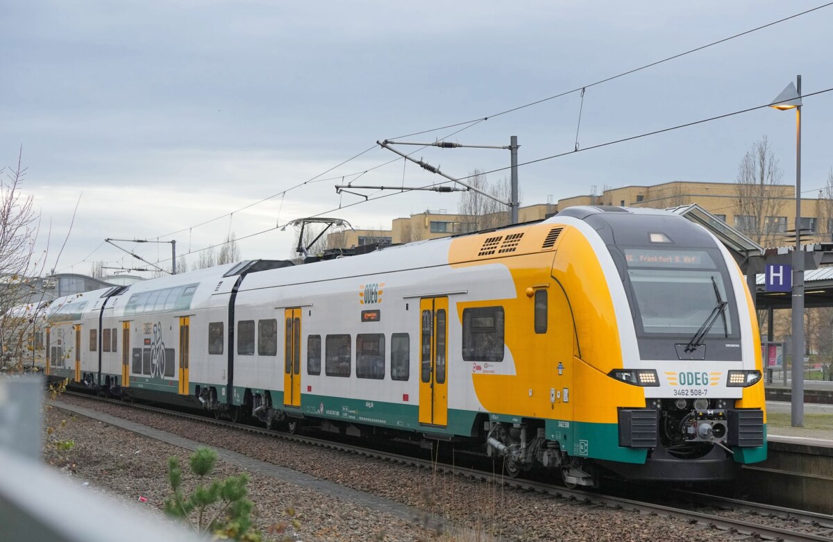 Zug der Odeg Pendler brauchen gute Nerven: Bauarbeiten bringen den Bahnverkehr auf der Linie RE1 zwischen Brandenburg an der Havel und Potsdam zum Erliegen. (Archivbild)