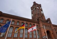 Das Rote Rathaus bildet den Rahmen für das Gedenken an das Kriegsende und Befreiung vom Nationalsozialismus. (Archivbild)