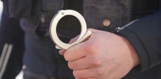 Nach kurzer Flucht klickten bei einem mutmaßlichen Messerstecher die Handschellen. (Symbolbild)