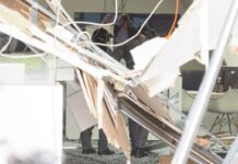 Polizisten vom Kampfmittelräumdienst in einer Bank in der ein Geldautomat gesprengt wurde. (Archivbild)