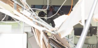 Polizisten vom Kampfmittelräumdienst in einer Bank in der ein Geldautomat gesprengt wurde. (Archivbild)