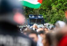 Bei einer propalästinensischen Demonstration anlässlich des Gedenktages Nakba ist es zu Gewalt zwischen Demonstranten und der Polizei gekommen. 