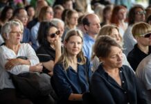 Aino Laberenz (M.) schenkte das Schlingensief-Werk der Neuen Nationalgalerie.
