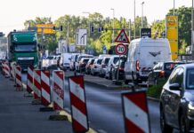 Die Sperrung der Brücke führt zu Staus.