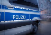 Die Polizei nimmt einen Verdächtigen wegen Bedrohung einer Frau in einer Uni-Toilette fest - eine Menschenmenge mischt sich ein. (Symbolbild)