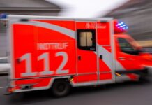 Die Berliner Feuerwehr versorgt Verletzte in den Gropiuspassagen. (Symbolbild)