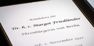 Im Roten Rathaus ist ein Kondolenzbuch nach dem Tod der Berliner Ehrenbürgerin und Holocaust-Zeitzeugin Margot Friedländer ausgelegt worden. 