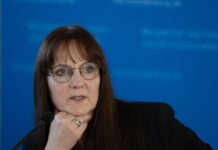 Der Bundesverfassungsschutz stuft die AfD nun als gesichert rechtsextremistisch ein. Brandenburgs Innenministerin Lange (SPD) sieht den Zeitpunkt der Bekanntgabe wenige Tage vor der Regierungsbildung in Berlin kritisch.