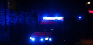 Beide Fahrer kamen zur stationären Behandlung ins Krankenhaus. (Symbolbild)