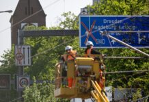 Infolge des Brückenabrisses auf der A100 kommt es auf den Umleitungen zu erheblichen Verspätungen auch im Busverkehr. (Archivbild)