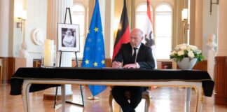 Das Kondolenzbuch für Margot Friedländer liegt bis Freitagabend im Roten Rathaus aus. 