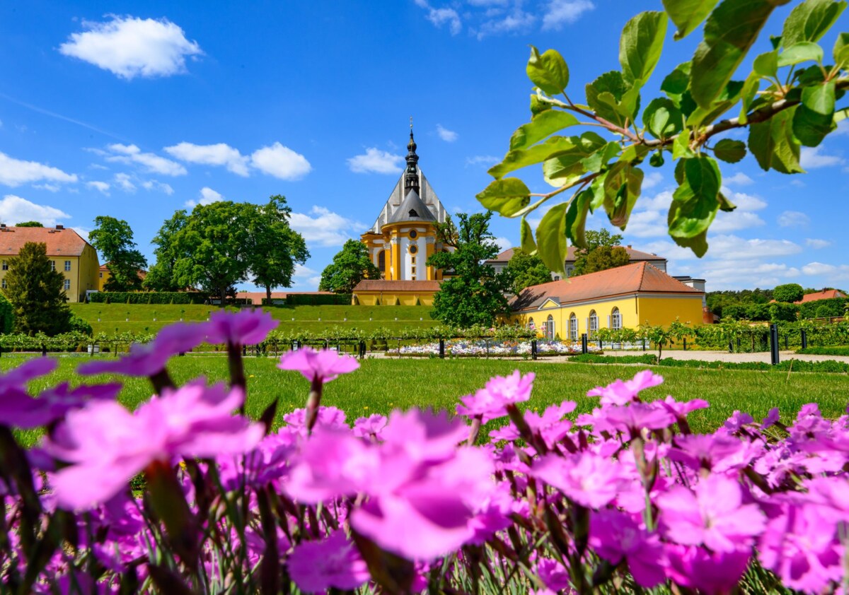 Sonniges Wetter über barocken Klostergarten Die Höchsttemperaturen liegen in Berlin und Brandenburg zwischen 19 und 22 Grad.