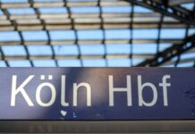  Am Kölner Hauptbahnhof hat am Freitagabend eine zweieinhalb Wochen dauernde weitgehende Sperrung des Zugverkehrs begonnen. 