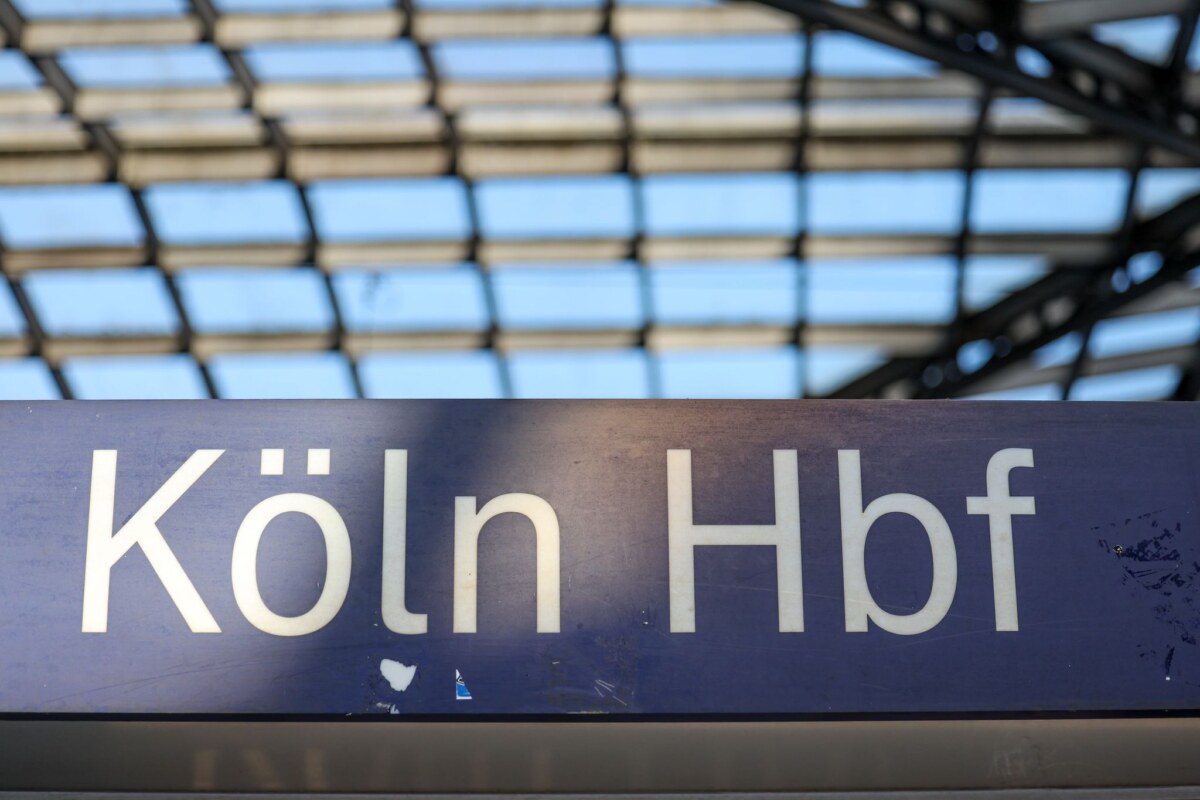 Hauptbahnhof Köln Am Kölner Hauptbahnhof hat am Freitagabend eine zweieinhalb Wochen dauernde weitgehende Sperrung des Zugverkehrs begonnen.