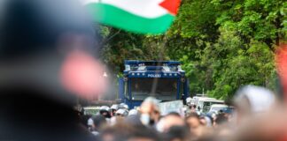 Mehr als tausend Demonstranten protestieren in Kreuzberg gegen Politik Israels.