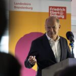 Der frühere Bundeskanzler Olaf Scholz (SPD) wirbt in einer Schule für den Kampf gegen Rechtsextremismus.