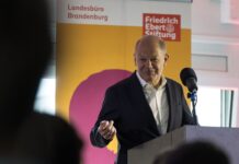 Der frühere Bundeskanzler Olaf Scholz (SPD) wirbt in einer Schule für den Kampf gegen Rechtsextremismus.