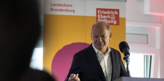 Der frühere Bundeskanzler Olaf Scholz (SPD) wirbt in einer Schule für den Kampf gegen Rechtsextremismus.