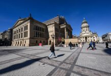 Berliner Gastronomen wünschen sich die Möglichkeit, Tische und Stühle auf den Gendarmenmarkt zu stellen - möglichst ohne Befristung. (Archivfoto)