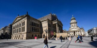 Berliner Gastronomen wünschen sich die Möglichkeit, Tische und Stühle auf den Gendarmenmarkt zu stellen - möglichst ohne Befristung. (Archivfoto)