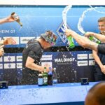 Dresdens Spielern feiern mit einer Bierdusche ihres Trainers Thomas Stamm (M) den Aufstieg in die 2. Fußball-Bundesliga.