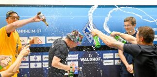 Dresdens Spielern feiern mit einer Bierdusche ihres Trainers Thomas Stamm (M) den Aufstieg in die 2. Fußball-Bundesliga.