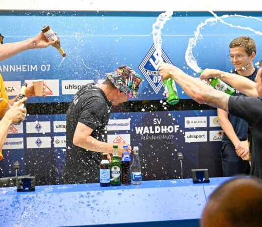 Dresdens Spielern feiern mit einer Bierdusche ihres Trainers Thomas Stamm (M) den Aufstieg in die 2. Fußball-Bundesliga.
