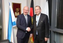 Berlins Regierender Bürgermeister Kai Wegner (CDU, l) und sein Tel Aviver Amtskollege Ron Huldai trafen sich im Februar 2024 in Israel. (Archivbild)