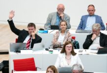 Der BSW-Abgeordnete Sven Hornauf (links) unterstützte bei der Abstimmung die Position der AfD.