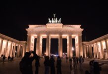 Das Brandenburger Tor soll am Abend in ungewohnten Farben zu sehen sein. (Archivbild)