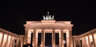 Das Brandenburger Tor soll am Abend in ungewohnten Farben zu sehen sein. (Archivbild)