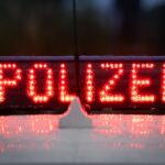 Zahlreiche Angreifer gehen in Neukölln auf ein Auto und den Fahrer los. (Symbolbild)