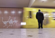 In Berlins U-Bahnen sind Fahrkartenkontrollen seltener geworden. (Archivbild)