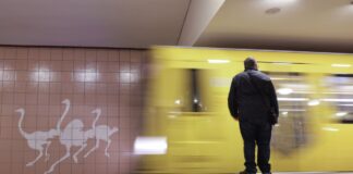 In Berlins U-Bahnen sind Fahrkartenkontrollen seltener geworden. (Archivbild)