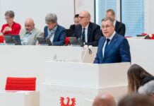 Nach dem Streit um die zurückgetretene SPD-Innenministerin debattiert der Landtag über die Unabhängigkeit des Verfassungsschutzes. 
