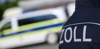 Der Zoll kontrolliert wegen möglicher Schwarzarbeit in einem Einkaufszentrum am Potsdamer Platz in Berlin. (Archivbild) 