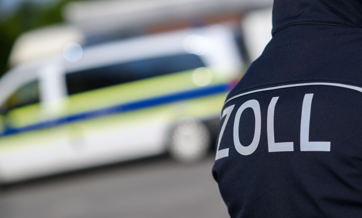 Zoll (Symbolbild) Der Zoll kontrolliert wegen möglicher Schwarzarbeit in einem Einkaufszentrum am Potsdamer Platz in Berlin. (Archivbild)