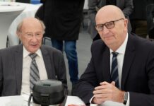 Der KZ-Überlebende Richard Fagot (l) trifft beim Gedenken in Sachsenhausen auf Brandenburgs Ministerpräsident Dietmar Woikde (SPD).