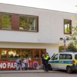 Die Polizei steht vor einer Grundschule im Berliner Bezirk Spandau, während Schüler am Morgen zur Schule kommen. 