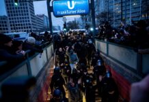 Neonazis demonstrieren im Dezember 2024 in Berlin.(Archiv)