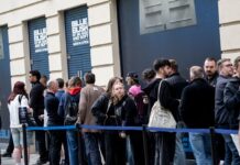 Fans von Billie Eilish kurz vor ihrem Treffen mit ihrem Idol.
