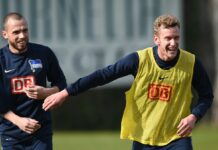 Der frühere Hertha-Profi John Heitinga (l) wird Trainer bei Ajax Amsterdam. 