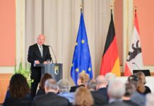 Berlins Regierender Bürgermeister findet beim Gedenken an das Kriegsende vor 80 Jahren mahnende Worte. 