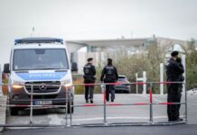 Auch im vergangenen Jahr kam es beim Selenskyj-Besuch zu Verkehrseinschränkungen - hier eine Absperrung im Regierungsviertel. (Archivbild)