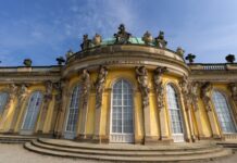 Die Beteiligten an der Einigung über die Kunstschätze der Hohenzollern trafen sich am Dienstag am Potsdamer Schloss Sanssouci. (Archivbild)